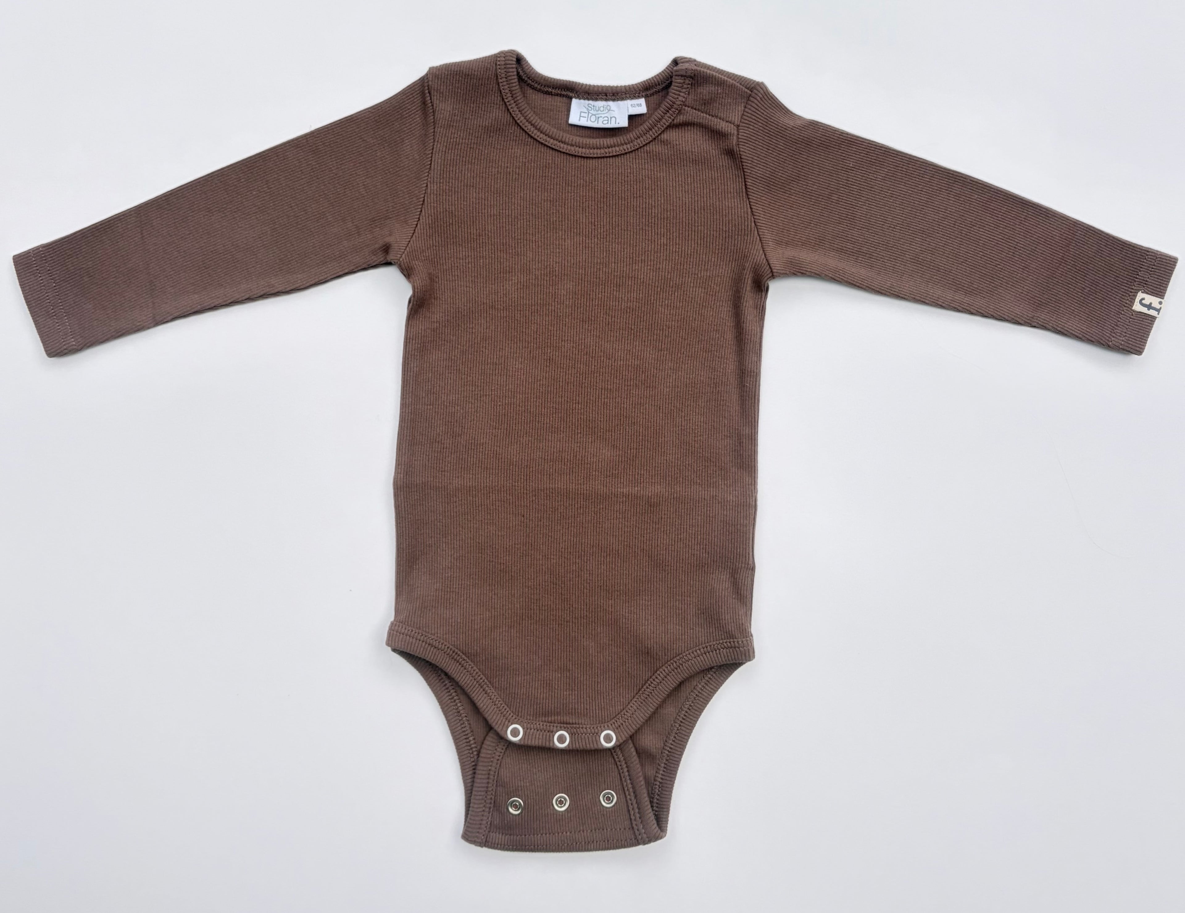 Onze unieke meegroeiromper (Walnoot met eigen keus borduursel)