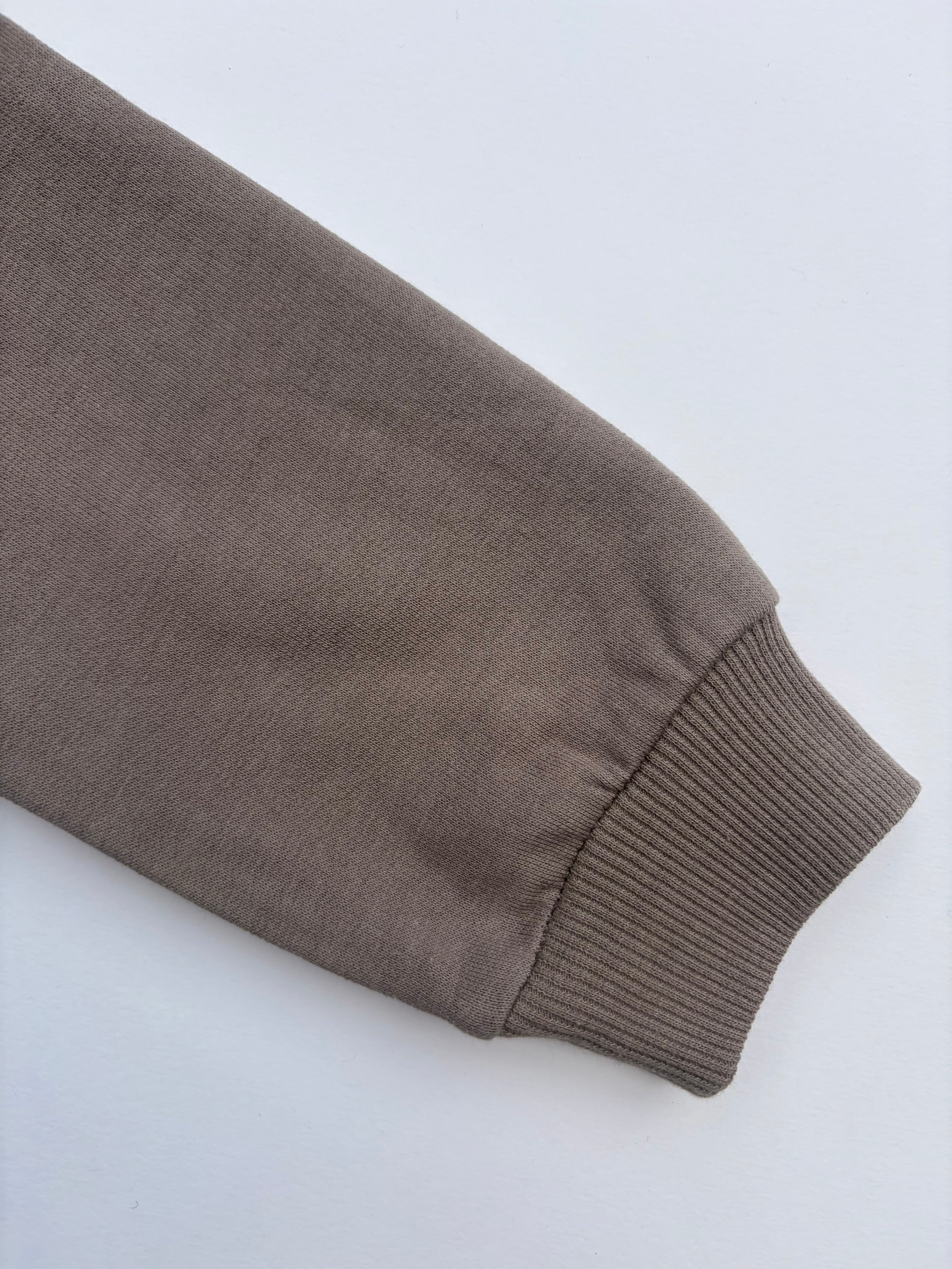 Onze unieke Trui (Clay met eigen keus borduursel)