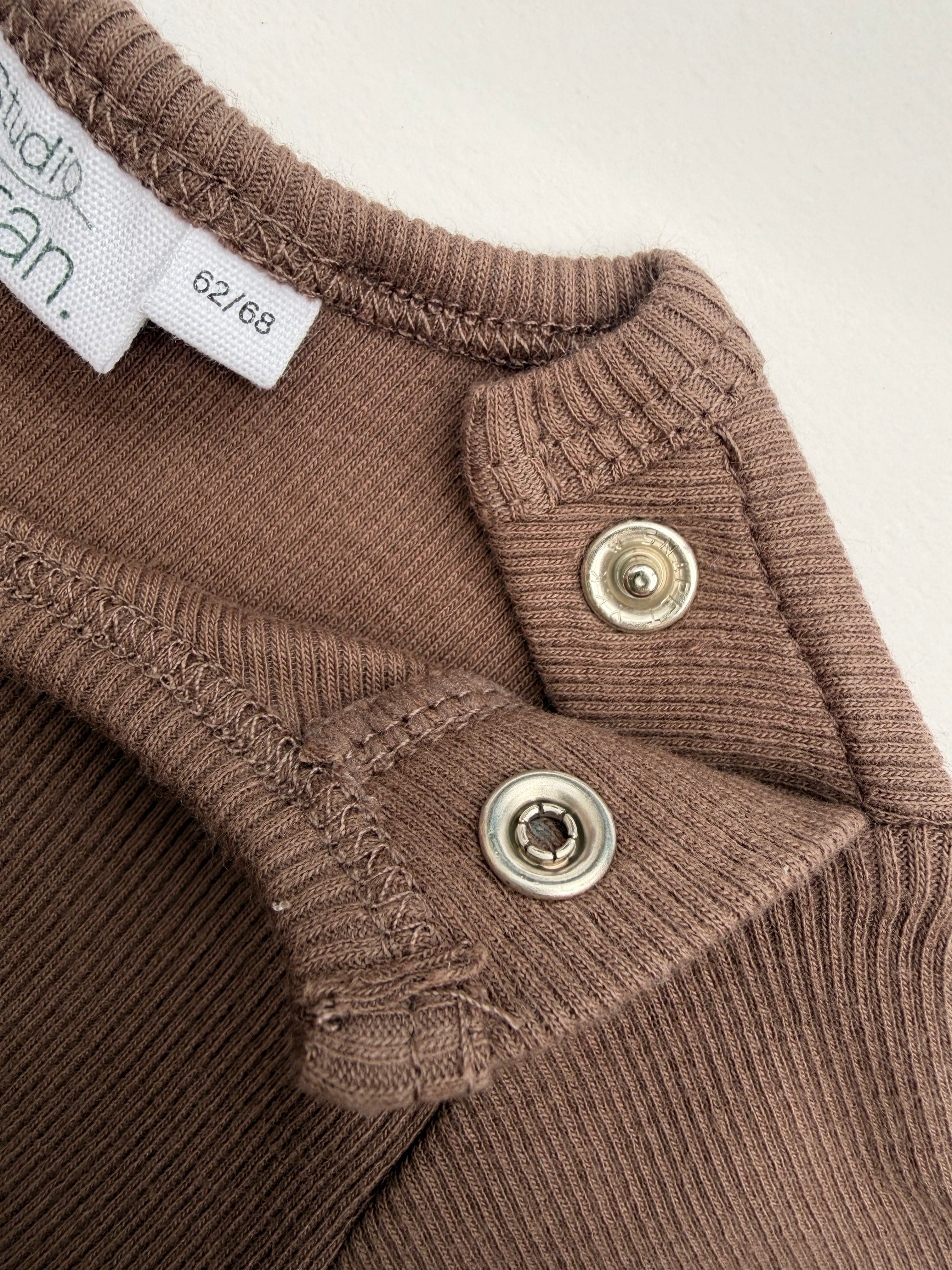 Onze unieke meegroeiromper (Walnoot met eigen keus borduursel)