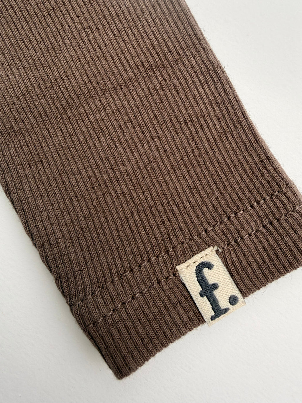 Onze unieke meegroeiromper (Walnoot met eigen keus borduursel)