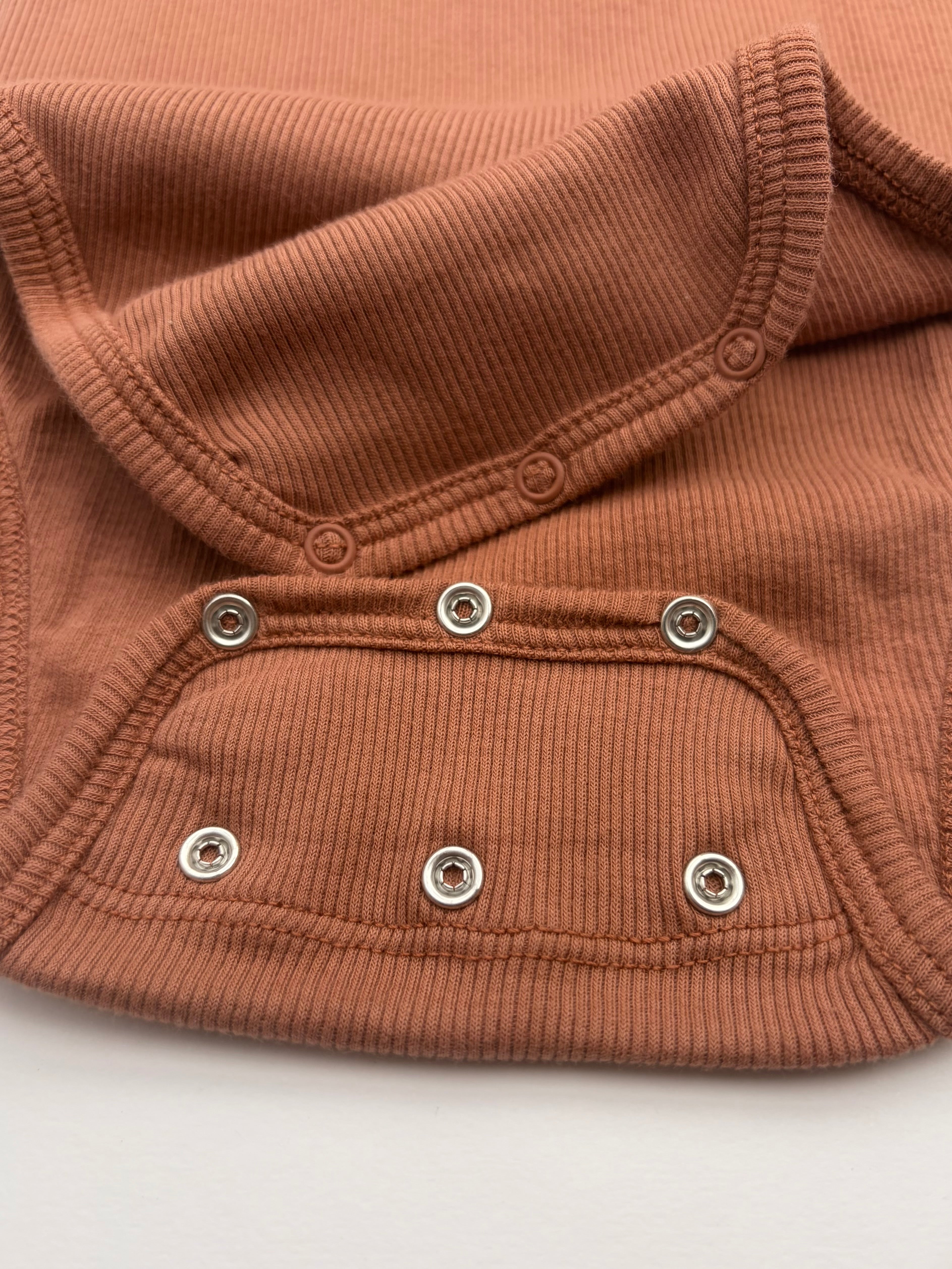 Romp&Roll meegroeiromper (Terra (lange mouw) met eigen keus borduursel)