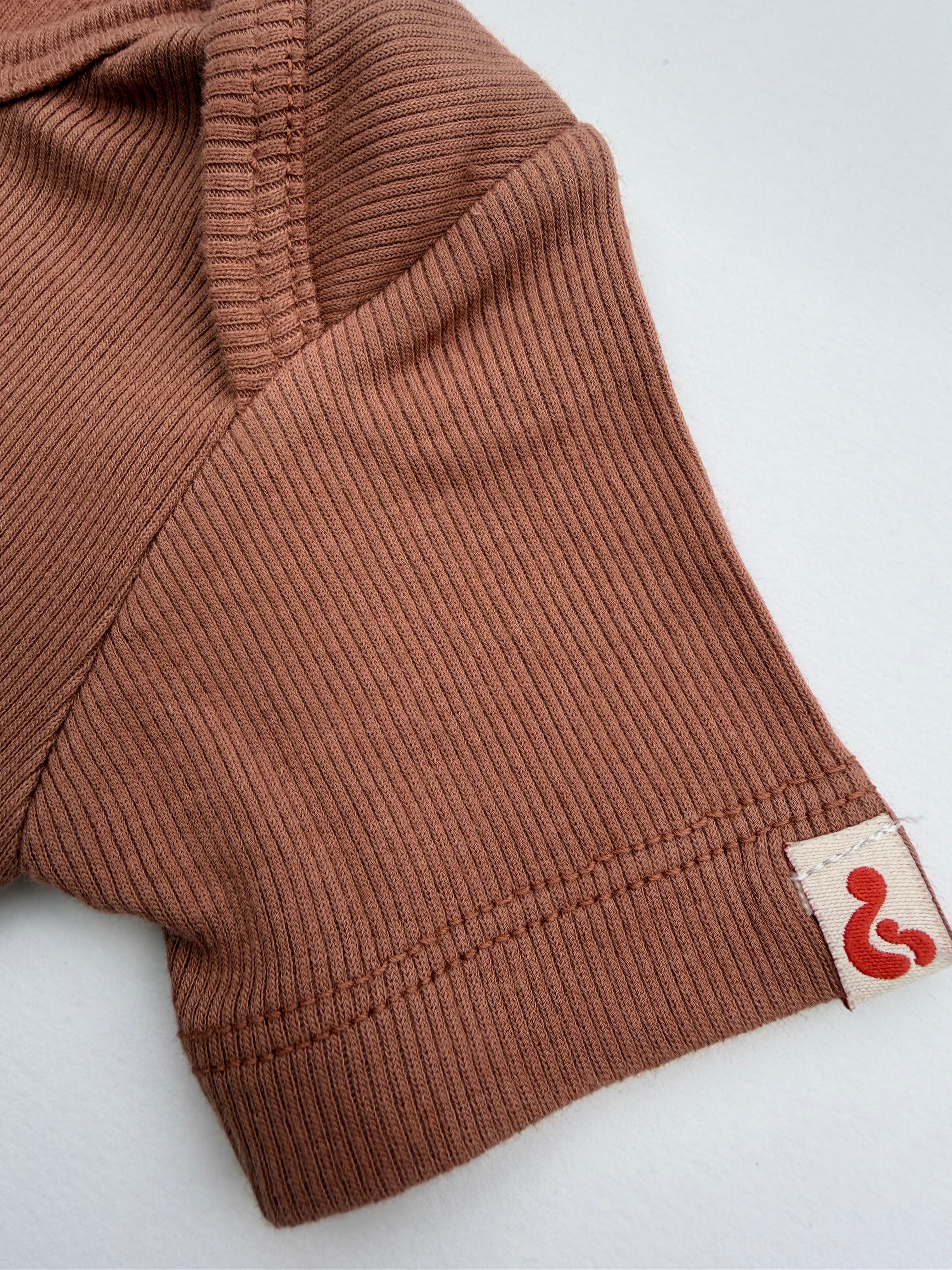 Romp&Roll meegroeiromper (Terra (korte mouw) met eigen keus borduursel)