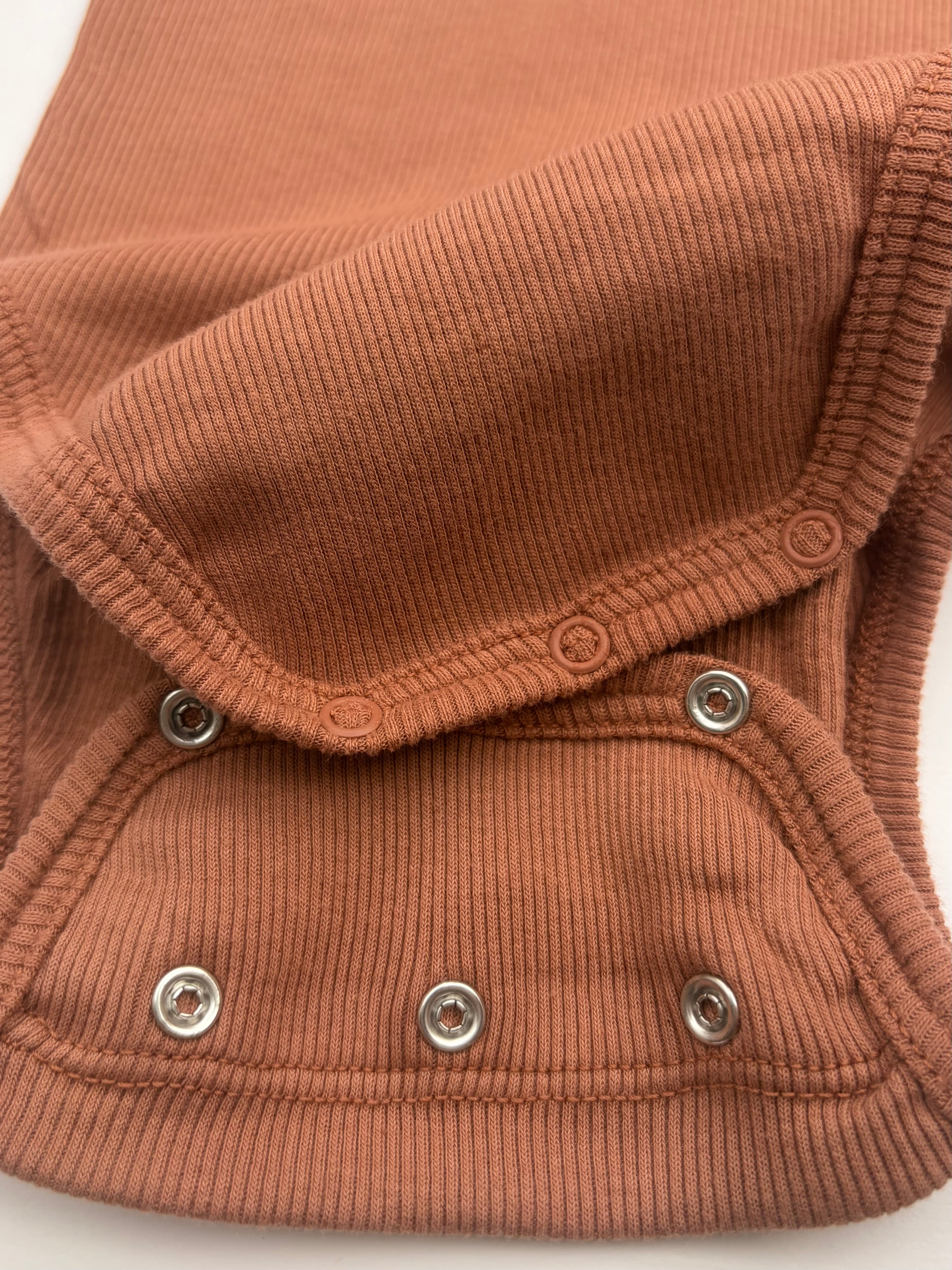 Romp&Roll meegroeiromper (Terra (korte mouw) met eigen keus borduursel)